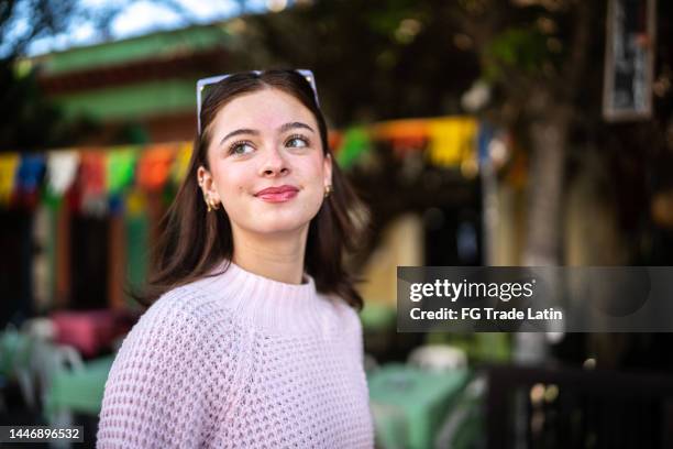young woman looking away outdoors - verlangen stockfoto's en -beelden