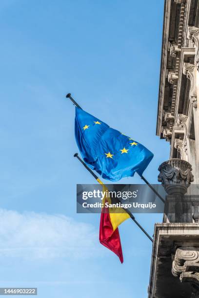 european union and belgian flags at the belgian federal parliament - regierungsgebäude fahnen stock-fotos und bilder