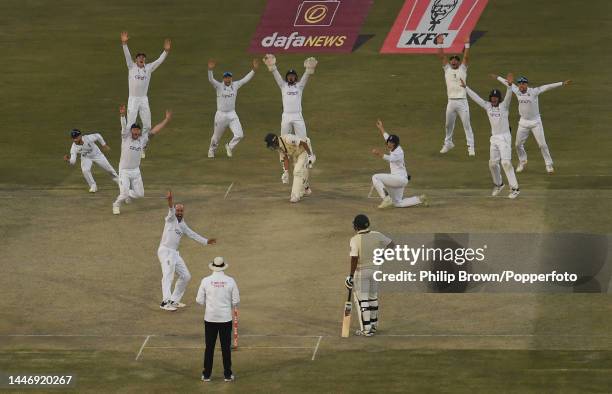 Jack Leach traps Naseem Shah of Pakistan lbw as England's Ben Duckett , Ben Stokes, Zak Crawley, Joe Root, Ollie Pope, Harry Brook, James Anderson,...