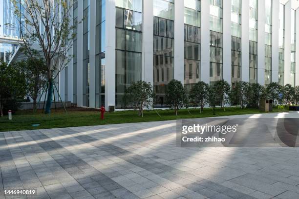 light effect in the open space outside the office building - business park fotografías e imágenes de stock