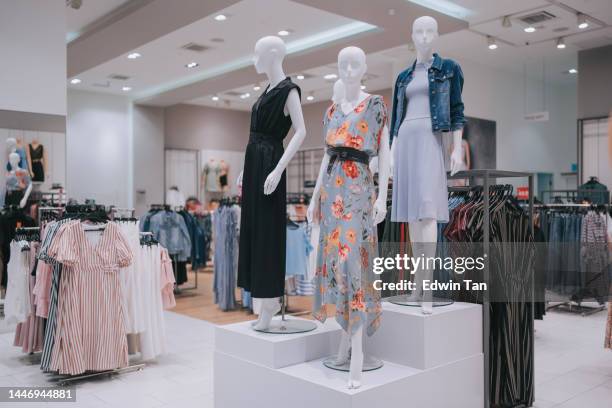 étalage de vente au détail d’un magasin de vêtements pour femmes dans un centre commercial - mannekin pis photos et images de collection