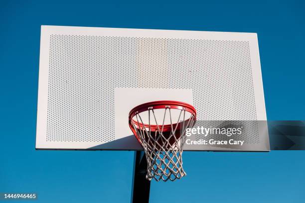 basketball hoop and backboard against blue sky - basketball net stock-fotos und bilder