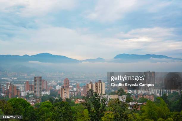 panoramic view of buildings and mountains against sky medellin colombia on a overcast, rainy day - antioquia stockfoto's en -beelden