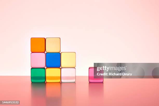 conceptual image of acrylic glass cubes - dernière pièce du puzzle photos et images de collection