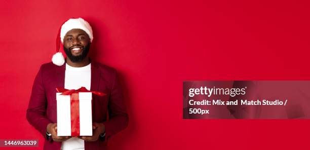 christmas,new year and shopping concept happy bearded african - business mann anzug geschäftlicher hintergrund stock-fotos und bilder