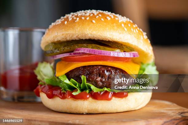 homemade burger and chips - burger stock-fotos und bilder
