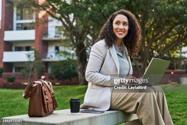 frauen-, park- und laptop-kommunikation mit lächeln, kaffee und unternehmensglück im sitzen. schwarze frau, kommunikationsgeschäft und computer auf parkbank für e-mail, social media oder webdesign job - bird on a tree stock-fotos und bilder