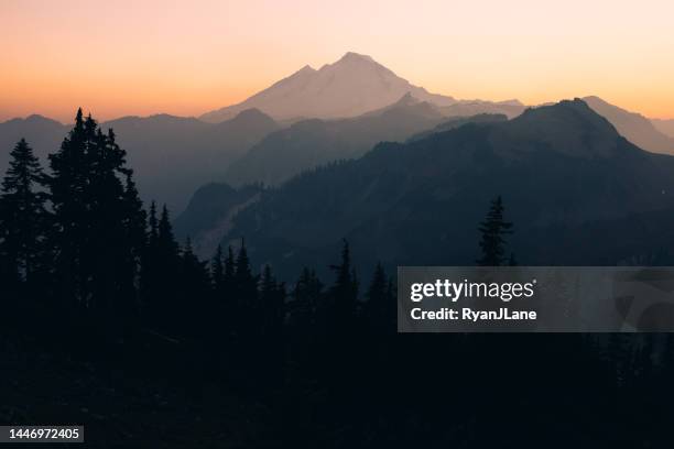 mount baker wilderness area in washington state - mt baker stockfoto's en -beelden