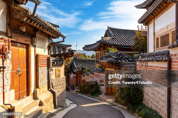 bukchon hanok village old village in seoul city south korea - korean culture stock-fotos und bilder