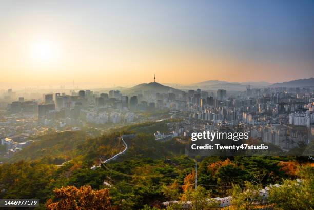seoul city skyline view from inwangsan mountain in the morning - séoul photos et images de collection