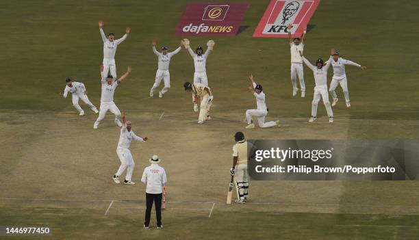 Jack Leach traps Naseem Shah of Pakistan lbw as England's Ben Duckett , Ben Stokes, Zak Crawley, Joe Root, Ollie Pope, Harry Brook, James Anderson,...