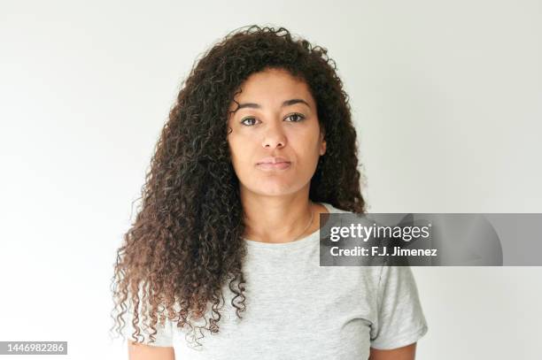 portrait of woman with curly hair on white background - sin maquillaje fotografías e imágenes de stock