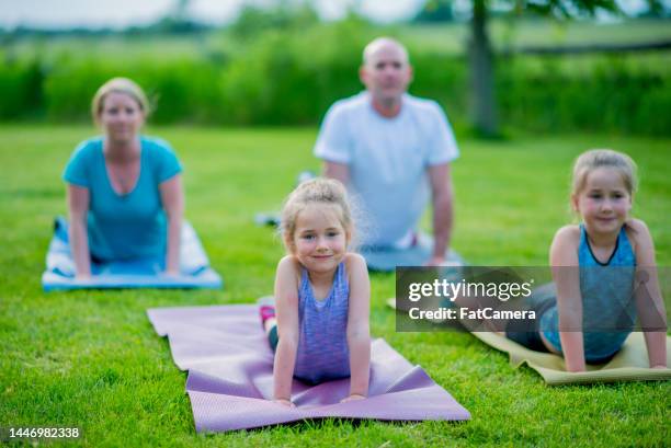 family fitness - homens de idade mediana imagens e fotografias de stock
