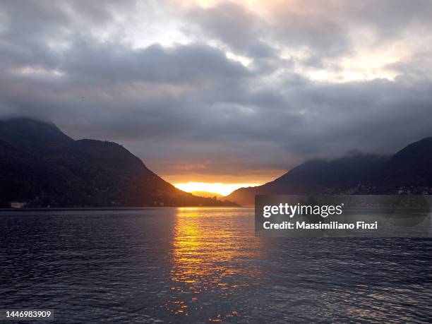 amazing sunset on como lake - lake como stock-fotos und bilder