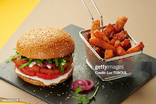 hamburger chicken - kipburger stockfoto's en -beelden