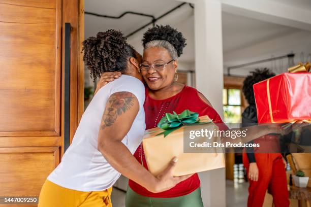 happy mother and daughter at christmas - natal brazil stock pictures, royalty-free photos & images