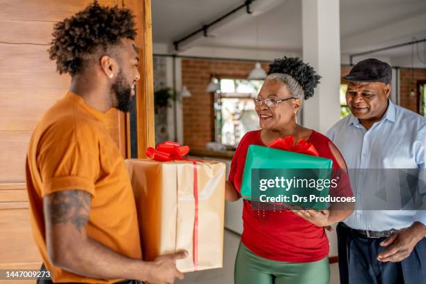 nipote che arriva per natale con il nonno e la nonna - natal brasile foto e immagini stock