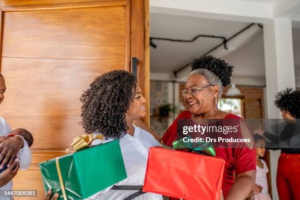 glückliche mutter und tochter zu weihnachten - natal brazil stock-fotos und bilder