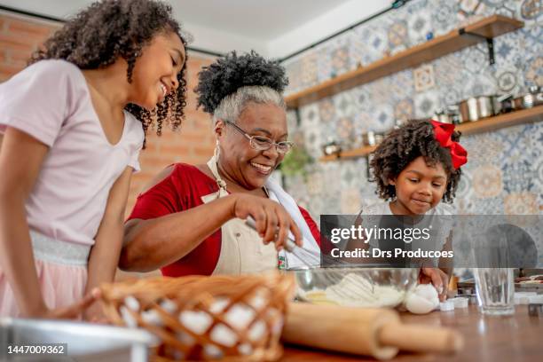 oma und enkelinnen backen weihnachtsplätzchen - chrismas brasil stock-fotos und bilder