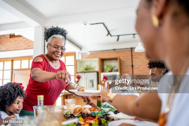 family together for christmas lunch - chrismas brasil imagens e fotografias de stock