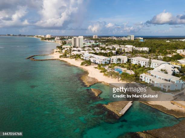 resorts and condos along seven mile beach, grand cayman, cayman islands - grand cayman islands foto e immagini stock
