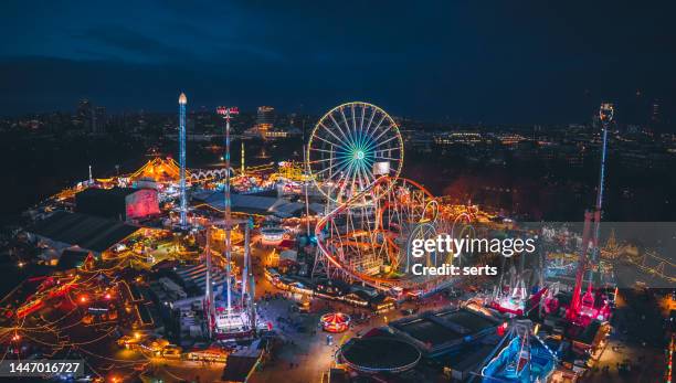 winter wonderland - christmas themed amusement park in hyde park, london, uk - winter wonderland 個照片及圖片檔