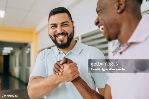 partnerfreunde beim händeschütteln - handshake business zwei personen stock-fotos und bilder