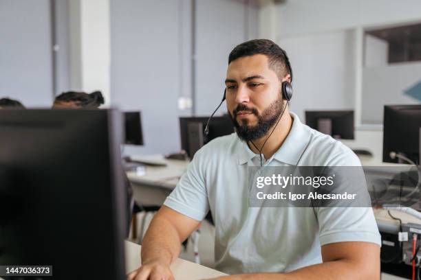 centro de atención al cliente en línea - manos libres fotografías e imágenes de stock