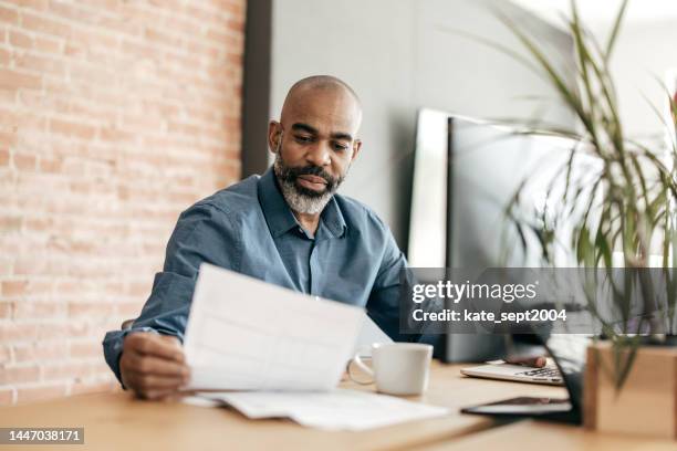 consejos para comenzar una nueva carrera a los 50 - solo actuación fotografías e imágenes de stock
