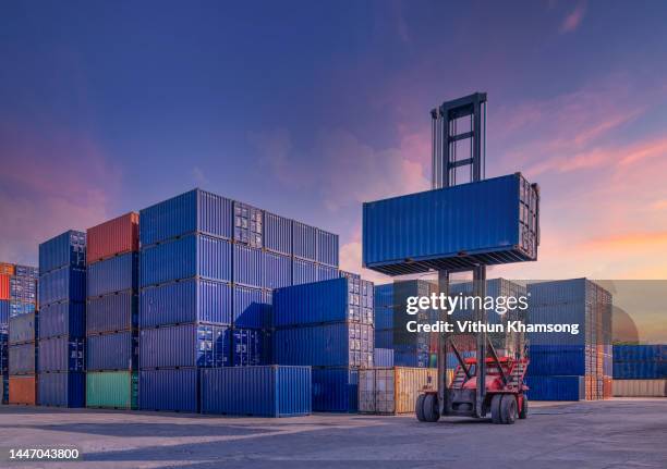 industrial container yard for logistic import export business and forklift - container stock-fotos und bilder