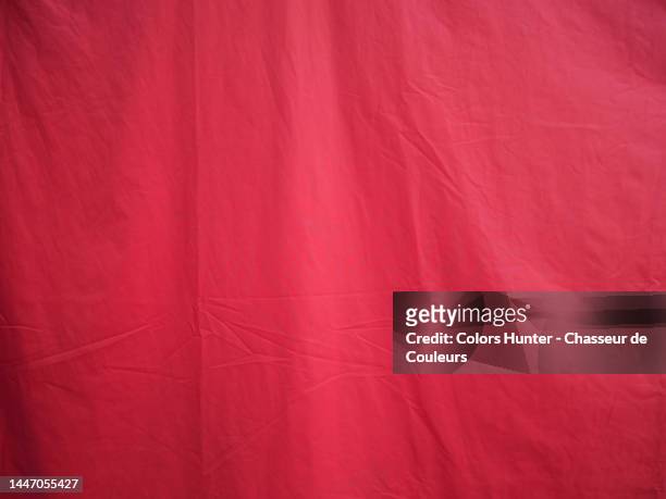 close-up of a red plastic tarpaulin in paris - tarpaulin stock-fotos und bilder