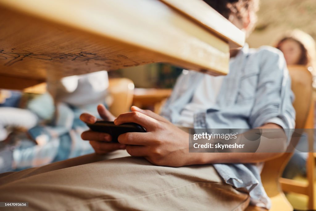 ¡Usar secretamente el teléfono celular en una clase!