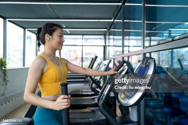 ready to start on the treadmill - asian female bodybuilder stock pictures, royalty-free photos & images