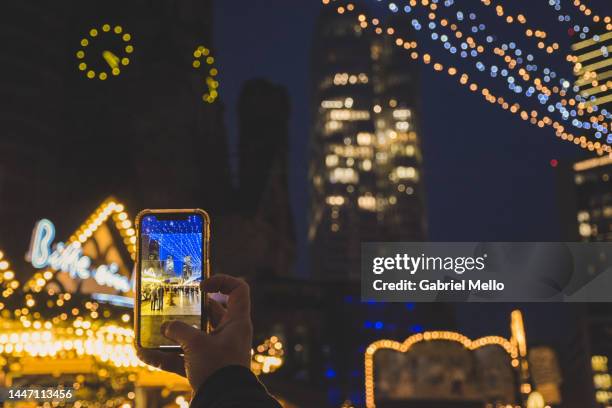 pov of man taking a photo of the christmas market in berlin - mensagem com foto imagens e fotografias de stock