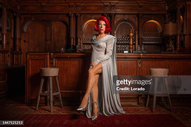 uma bela e elegante drag queen ruiva estilo anos 1920 em uma casa senhorial de luxo - beautiful transvestite - fotografias e filmes do acervo