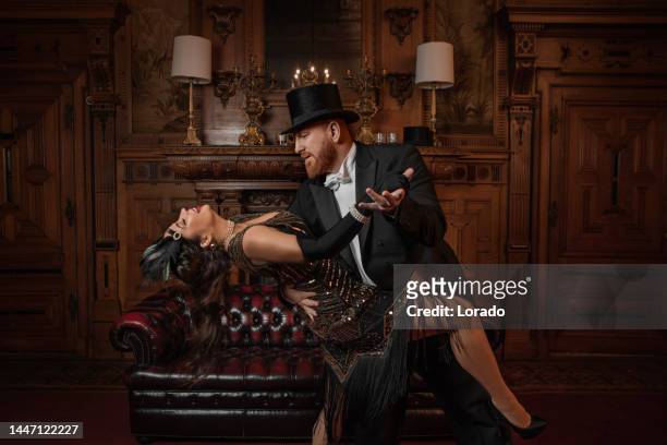 schönes brünettes rothaariges paar im stil der 1920er jahre tanzt in einer braunen bar - 1920s pin up stock-fotos und bilder