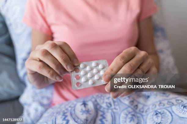 close-up of woman hands with pills. hormone replacement therapy - hrt pill stockfoto's en -beelden