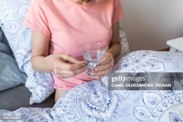 woman taking pills. hormone replacement therapy - progesterone fotografías e imágenes de stock