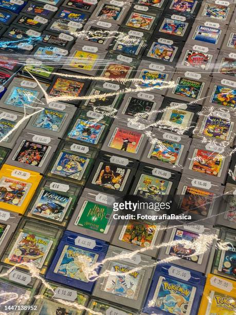 vintage video game cartridges for sale - video arcade imagens e fotografias de stock