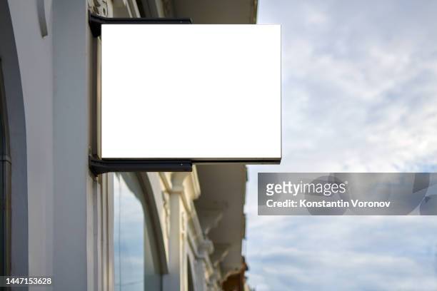 blank white store signboard mockup. lightbox on the facade.   blurred background - restaurant logo fotografías e imágenes de stock