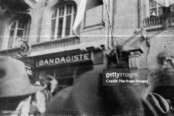 'Deux incidents en Suise; Trois Instantanes de l'incident du drapeau Allemand de Lausanne: Le meme manifestant detache le drapeau qui fut lacere par...