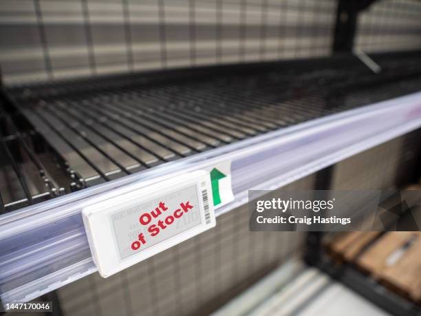 empty supermarket shelves - inflation price rises and supply chain disruptions causing many stores across europe to run out of essential food and drink inc eggs, bread, milk, sugar and meat. customers hoarding stock to protect against shortages - à guichets fermés photos et images de collection