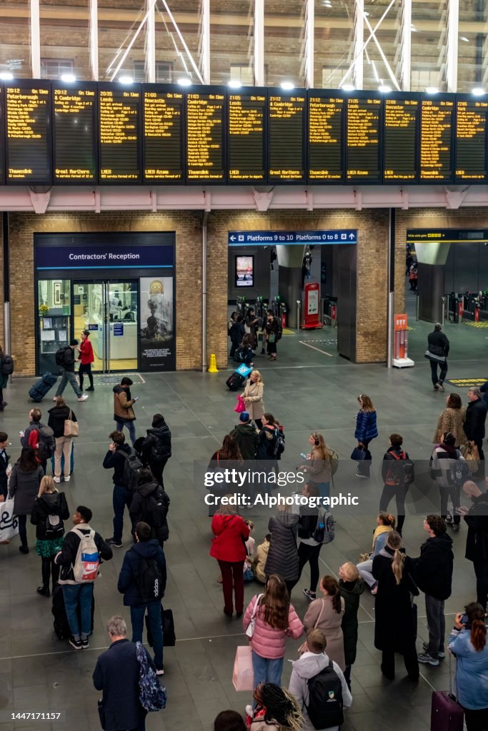 Multitudes de pasajeros en el vestíbulo de la estación de Kings Cross