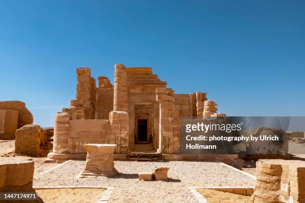 temple of hibis, al kharga, egypt - tempel von karnak stock-fotos und bilder
