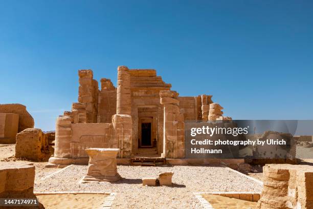 temple of hibis, al kharga, egypt - テーベ ストックフォトと画像