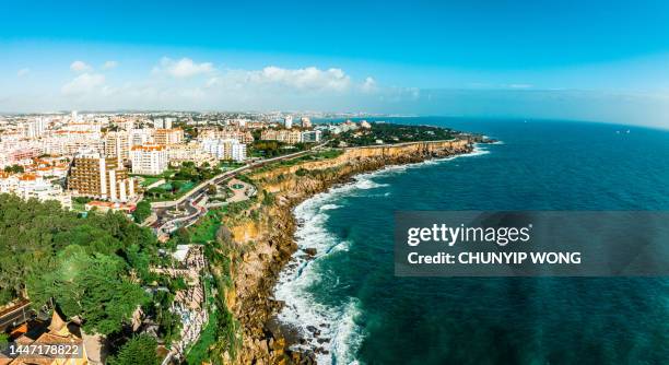 approaching boca do inferno which is portuguese for hell's mouth in cascais, portugal - cascais stockfoto's en -beelden