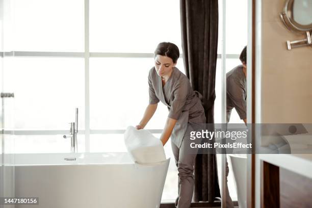 reinigungsservice für hotelbäder - spring clean and female stock-fotos und bilder