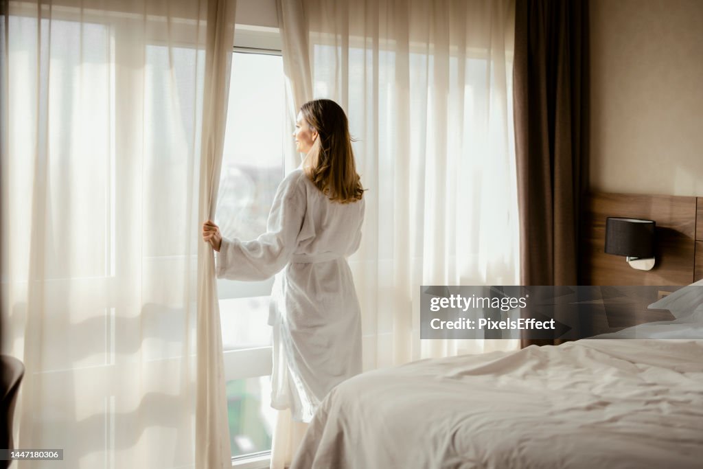 La donna gode di una magnifica vista dalla finestra dell'hotel