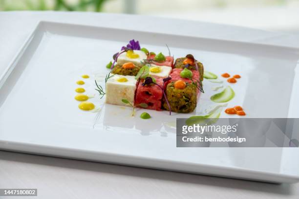 mixed fish dish with prawns and shellfish - seafood platter stockfoto's en -beelden