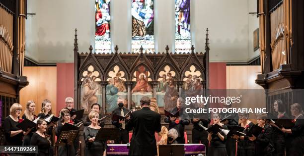 kirchenchor während des auftritts beim konzert - fotografia fotos stock-fotos und bilder